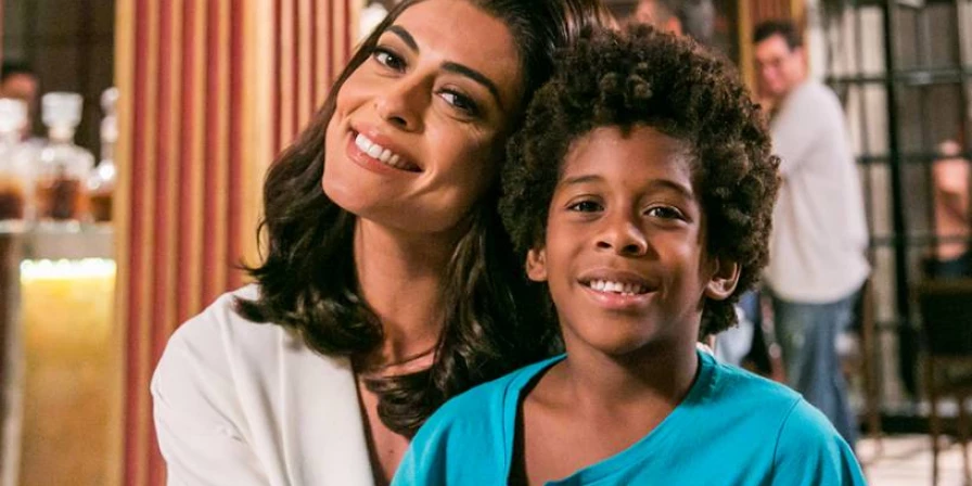Carolina (Juliana Paes).