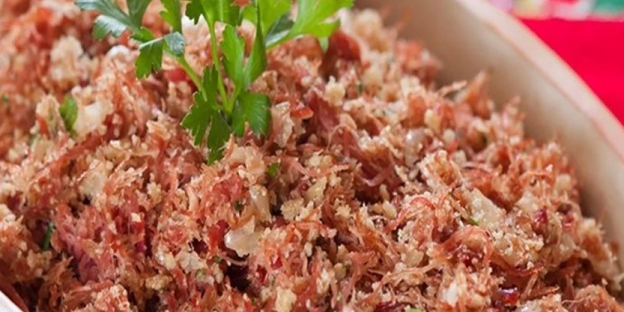 Carne de sol desfiada.