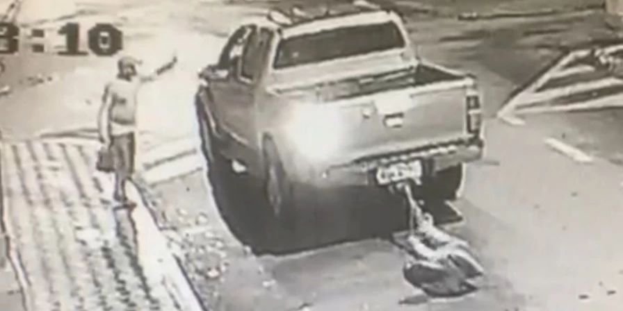 Câmeras de segurança flagraram Carlos Alberto Santos sendo arrastado até a morte pelo Centro de São Luís.