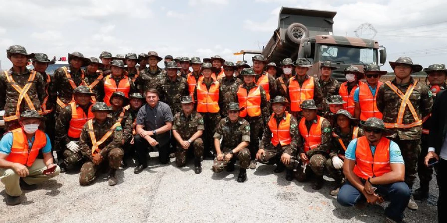 O Presidente da República, Jair Bolsonaro, posa para foto com funcionários das obras de restauração da BR-135.