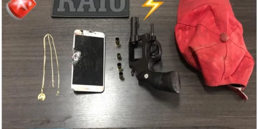 Com o suspeito foi encontrado um revólver Cal. 38 e estojos de munições deflagrados.