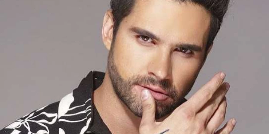 Ator Eleazar Gómez, conhecido por interpretar o personagem Leonardo na novela Rebelde.