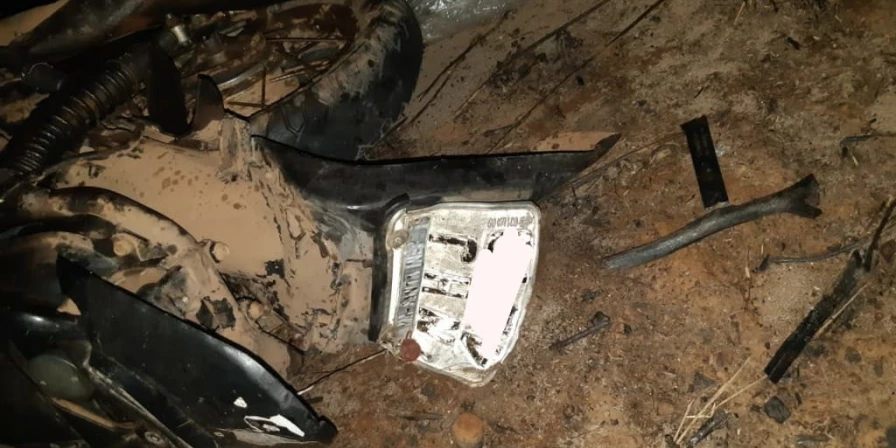 Motocicleta ficou completamente destruída.