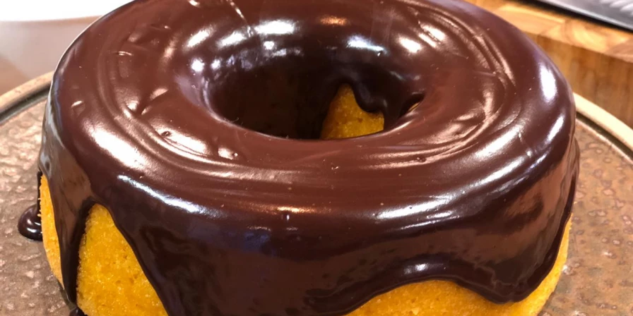 Bolo de cenoura com cobertura de chocolate.