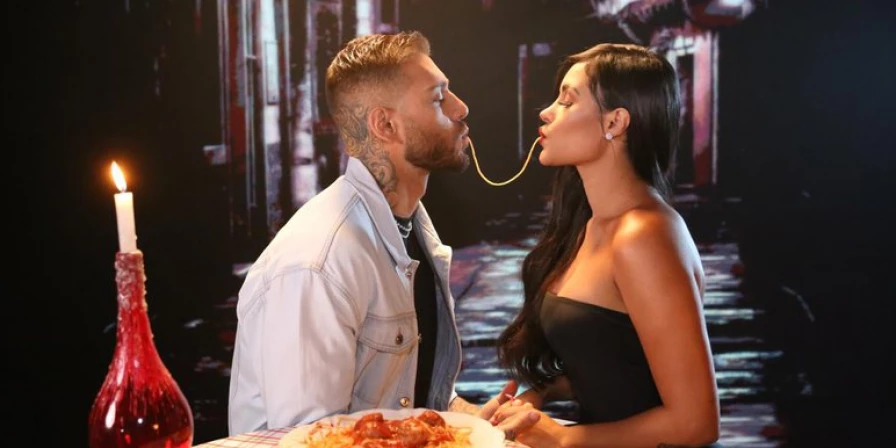Os cantores protagonizaram a conhecida cena do fio de macarrão