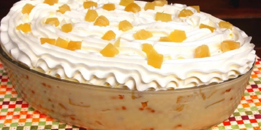 Sobremesa de abacaxi cremosa com merengue