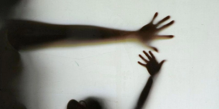 Caso foi denunciado pela vítima, em companhia da mãe.