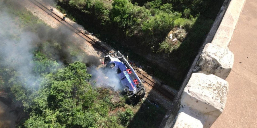 Ônibus caiu de um viaduto na BR-381, na Região Central de Minas Gerais.