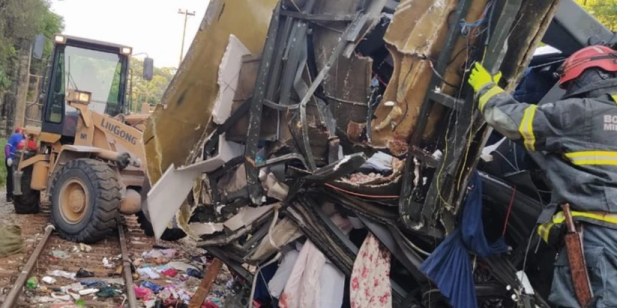 Ônibus com 45 passageiros caiu de ponte no interior de Minas Gerais.