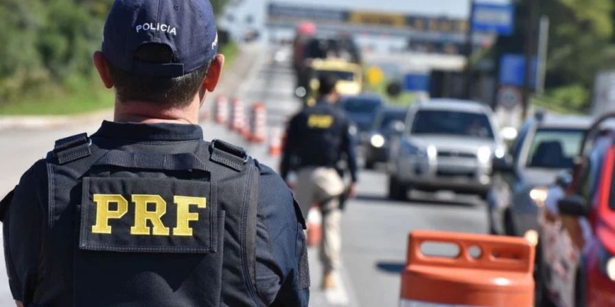 A Polícia Rodoviária Federal (PRF) iniciou, nessa sexta (12), à 0h, a Operação Carnaval 2021, que seguirá até a meia-noite da quarta-feira de cinzas (17) nas rodovias federais do país.