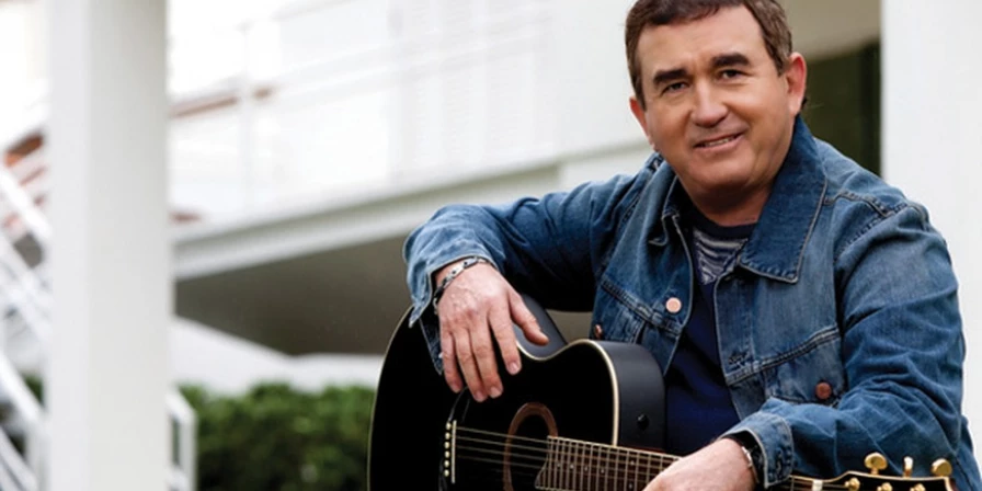 Amado Batista segue isolado em casa, segundo familiares.