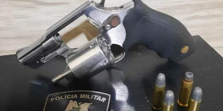 Com o suspeito, os militares também apreenderam um revólver calibre 38 carregado com cinco munições.