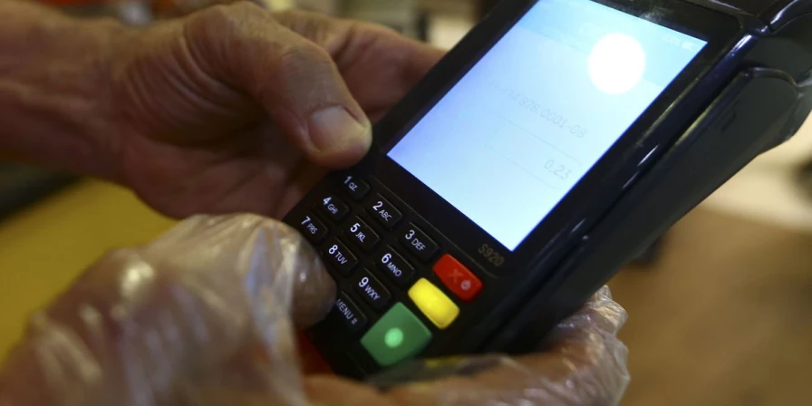 A utilização no estabelecimento de máquinas de cartão de crédito/débito em nome de terceiros favorece a omissão do real volume de vendas.
