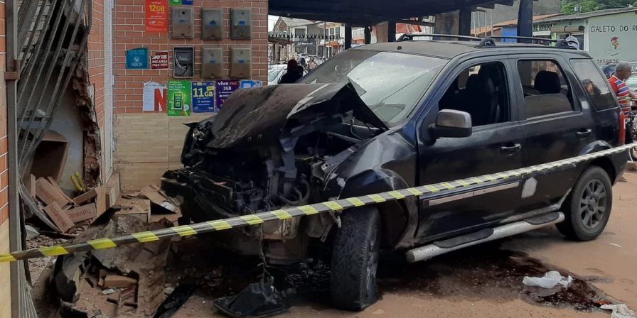 O carro só parou ao atingir a fachada de um estabelecimento comercial.