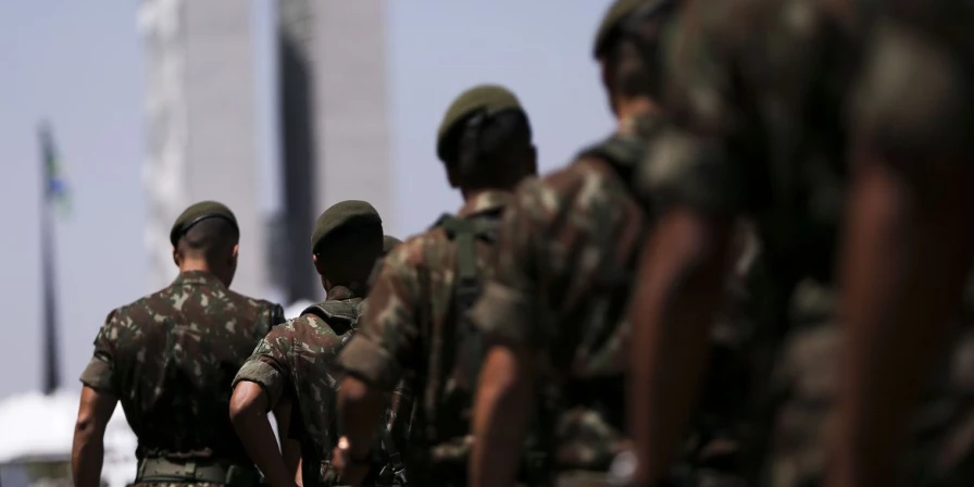 No Brasil o alistamento militar é obrigatório para pessoas do sexo masculino a partir de 18 anos.