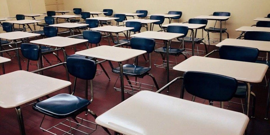 Não existe, por lei, um limite máximo para o aumento do custo das escolas particulares, de acordo com a Lei 9.870/1999.