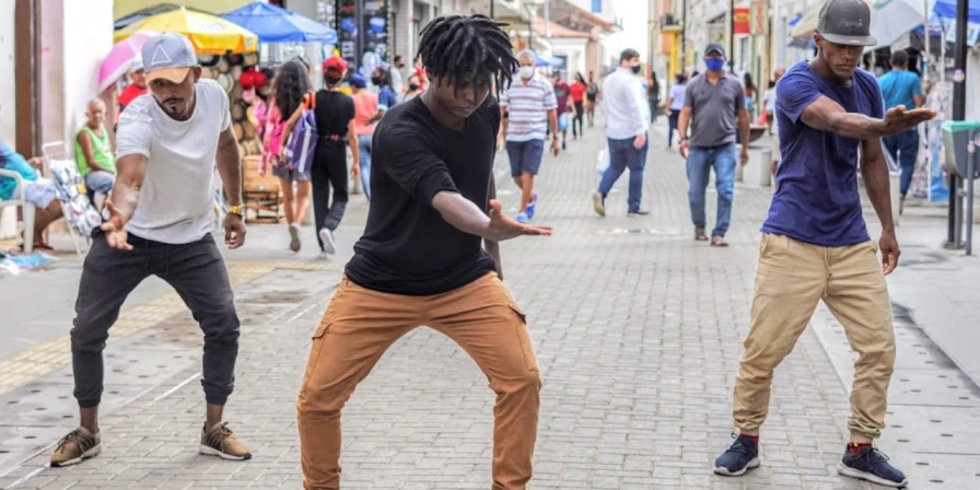 Os artistas contam suas histórias e suas danças, promovendo a conexão entre as linguagens Dança e Audiovisual.