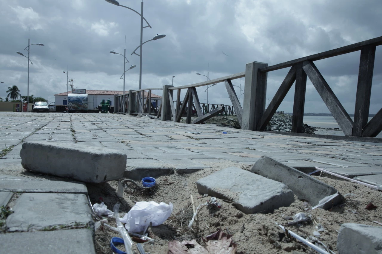 Gradil de sustentação do espigão localizado na região da Península no bairro Ponta d'Areia.