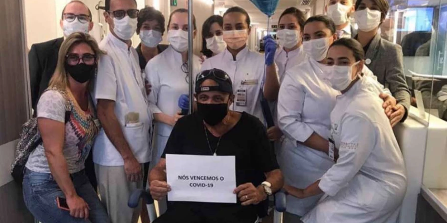 No Instagram, Ronaldo lembrou que sua mãe também venceu o vírus e agradeceu aos médicos.