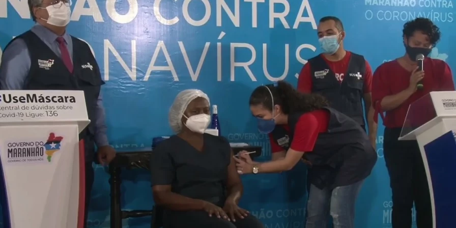Egle Maia Sousa foi a primeira vacinada contra o coronavírus no Maranhão.