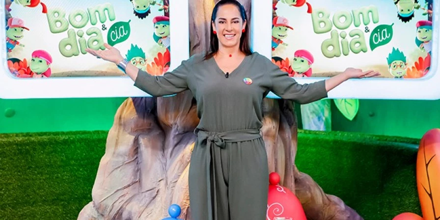 Sílvia Abravanel apresentadora do programa.