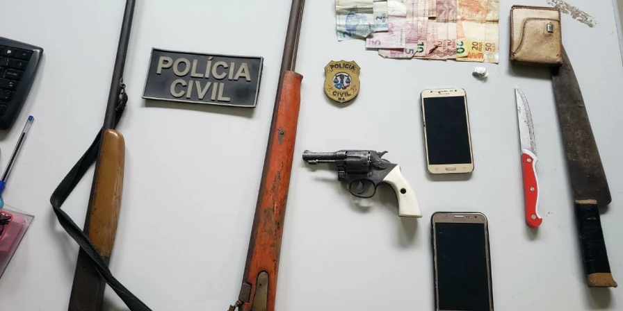 Durante as prisões, foram apreendidas três armas de fogo, uma porção de maconha, R$ 142,00 em espécie, dois aparelhos celulares e uma motocicleta roubada.