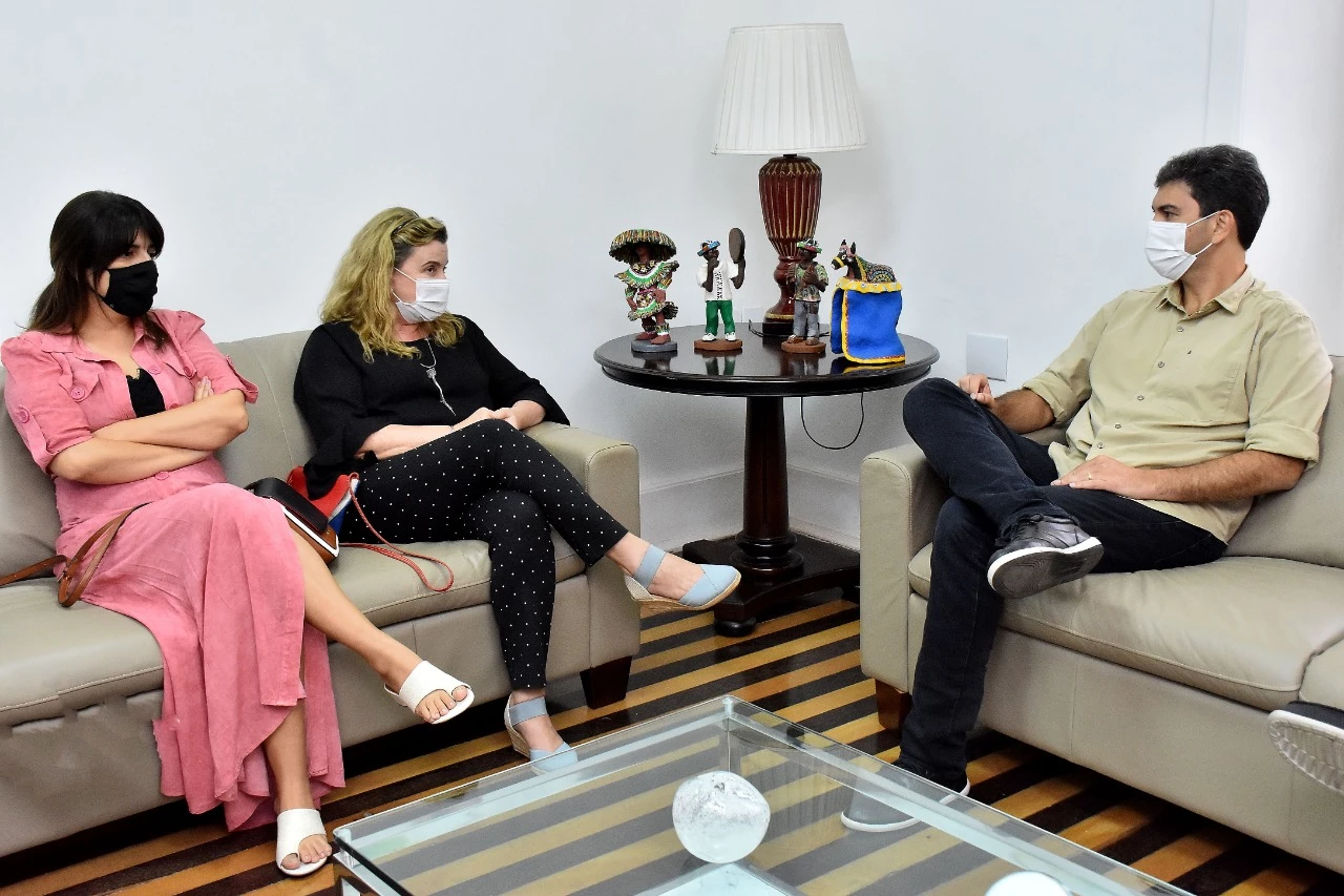 Elisa Tolomelli e Sheurry Neves em reunião com o prefeito, Eduardo Braide, nessa quinta-feira. (Foto: divulgação / Secom)