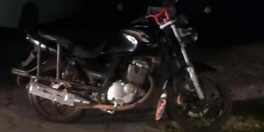 Durante a tentativa frustrada da fuga, eles bateram a moto em uma calçada e caíram ao solo.