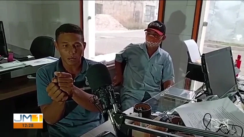 Durante relato feito em uma rádio da cidade, o lavrador contou que foi levado por policias para ser morto, no dia em que os mesmos PMs levaram o comerciante Marcos Santos, para também ser assassinado. / Foto: Reprodução/TV Mirante.