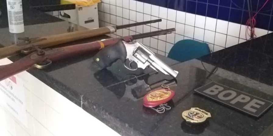 A polícia apreendeu um revólver calibre 38, provavelmente o utilizado no crime investigado, e duas espingardas.