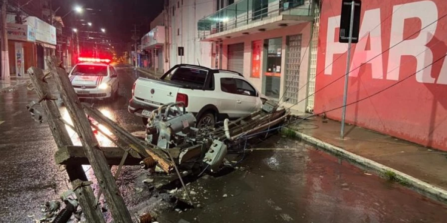 Devido ao forte impacto, o poste veio ao chão com a fiação elétrica.