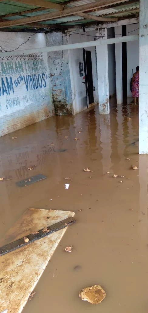 Em dois bares da área a água invadiu os locais e causou estragos. / Foto: Divulgação
