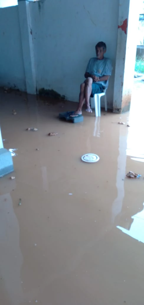Em dois bares da área a água invadiu os locais e causou estragos. / Foto: Divulgação