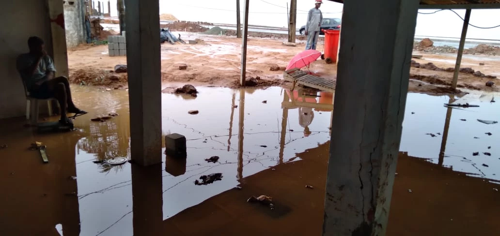 Em dois bares da área a água invadiu os locais e causou estragos.