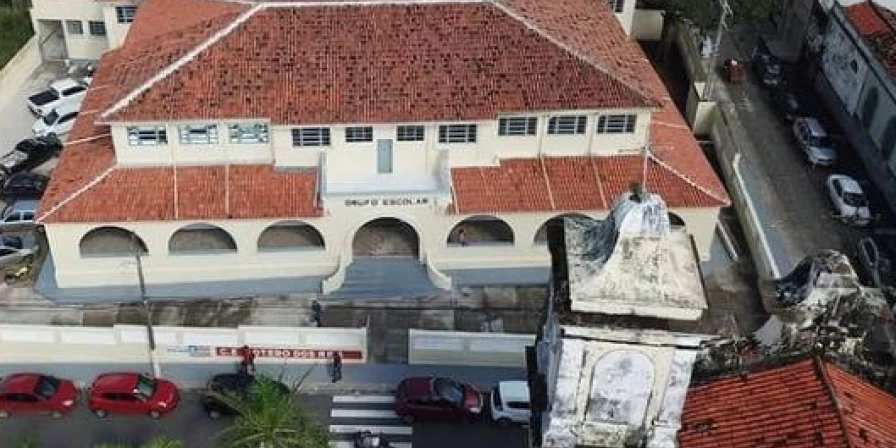 Colégio fica localizado em frente à Igreja São Pantaleão no Centro de São Luís.