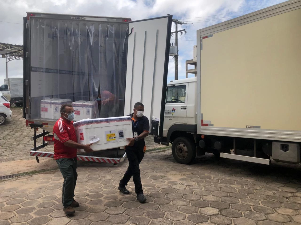 As doses chegaram no fim da manhã desta quarta, no aeroporto de São Luís. / Foto: César Hipólito/TV Mirante.