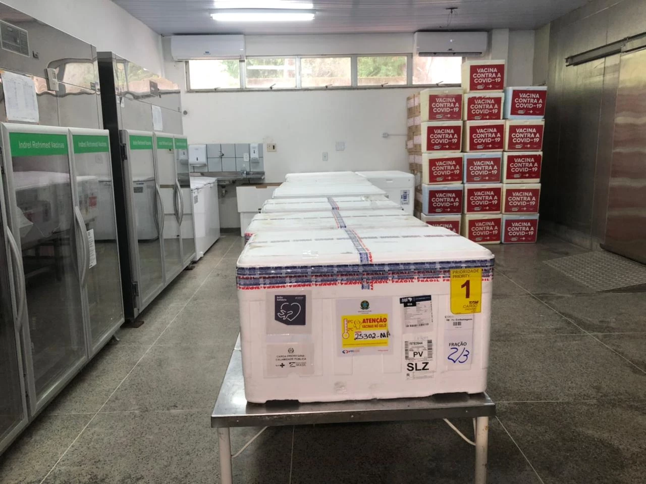 As doses chegaram no fim da manhã desta quarta, no aeroporto de São Luís. / Foto: César Hipólito/TV Mirante.