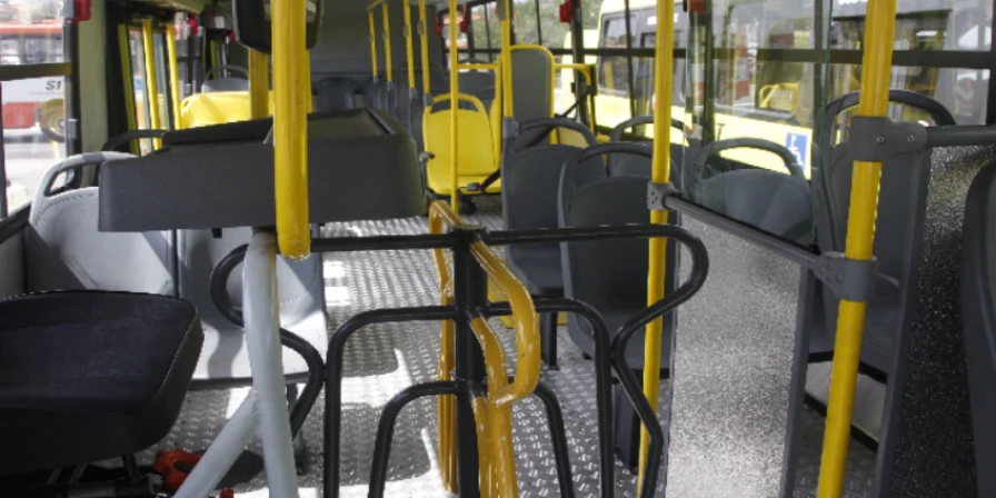 Homem entrou no ônibus e anunciou assalto na avenida dos Africanos.