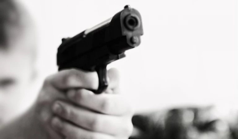 Os suspeitos fugiram da coletivo com os pertences dos passageiros e, inclusive, levando a arma do PM.