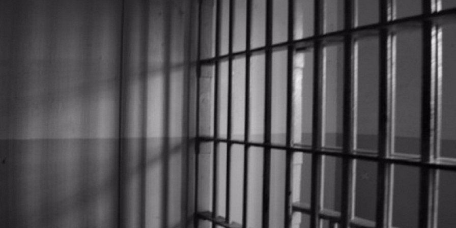 Homem preso por agredir companheira