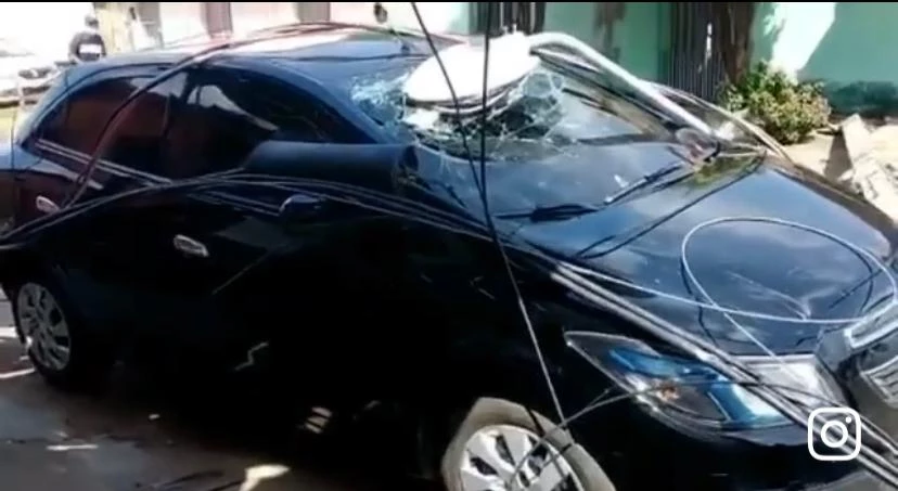 Carro danificado após a queda dos postes.(Foto: Divulgação)