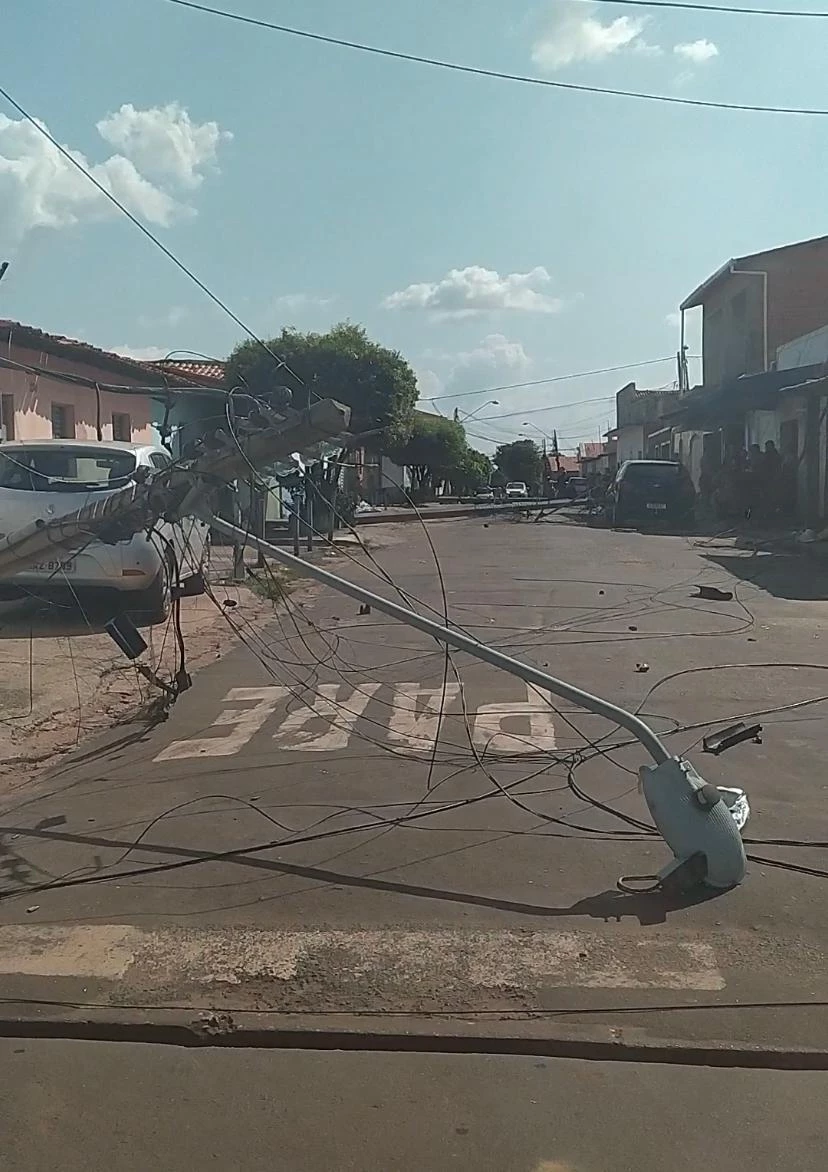 Vários postes tombaram com o acidente. (Foto: Reprodução)