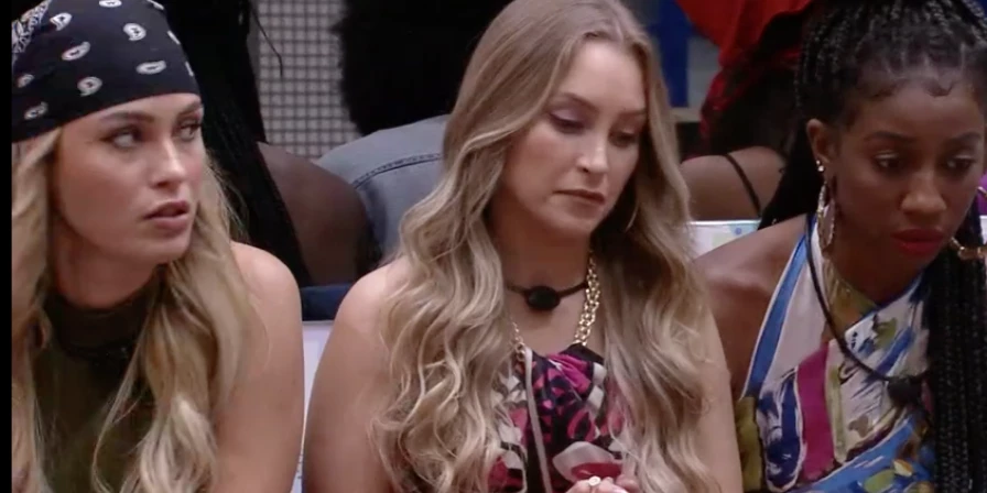 ntes de ser isolada dos outros confinados do game, ainda sem saber que o paredão não a eliminaria do jogo, Carla Diaz se desculpou com os participantes do BBB21.