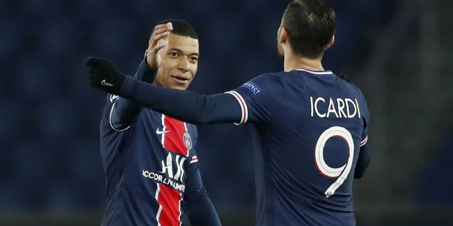 O francês Mbappé, que marcou três gols no jogo de ida, abriu o placar aos 30 minutos em cobrança de pênalti.