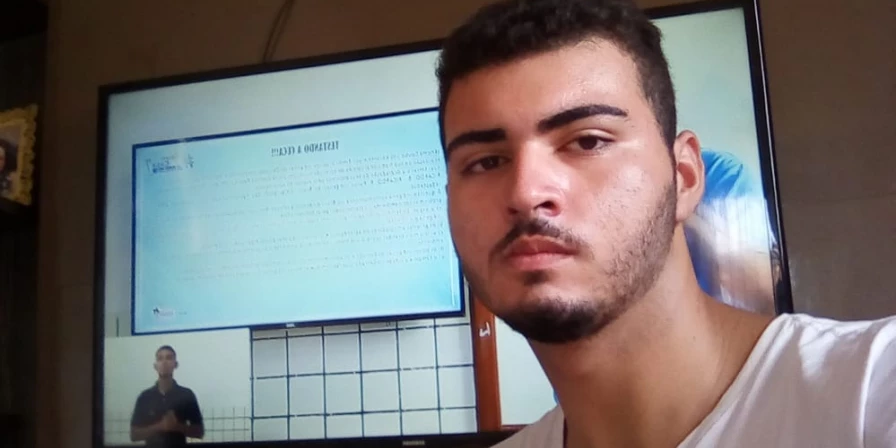 Estudante da rede estadual acompanha aulas pela TV Educação.