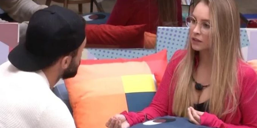 Arthur e Carla discutem sobre informações do quarto secreto.