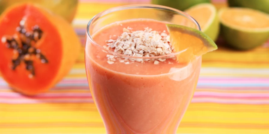 Vitamina de frutas com aveia.