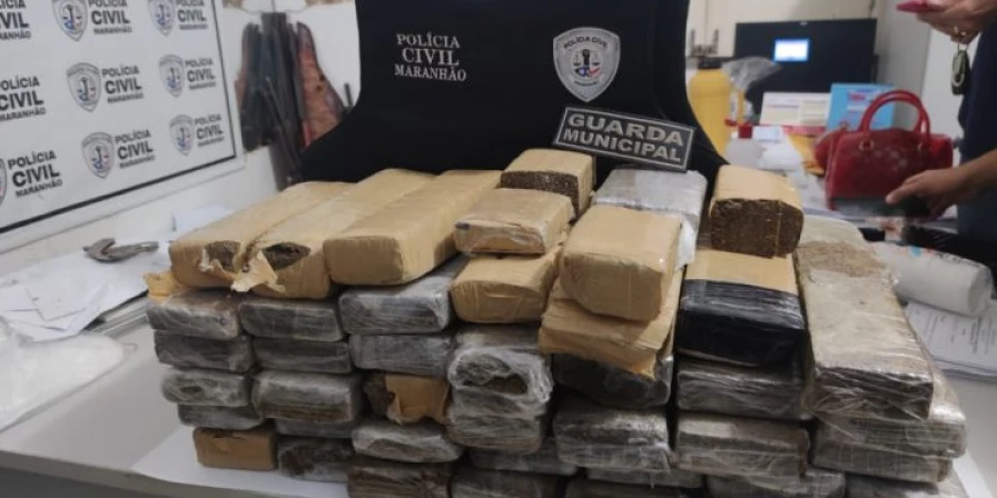 Durante a revista, foram localizados 46 tabletes de uma substância semelhante a maconha, aproximadamente 40 quilos de entorpecentes.