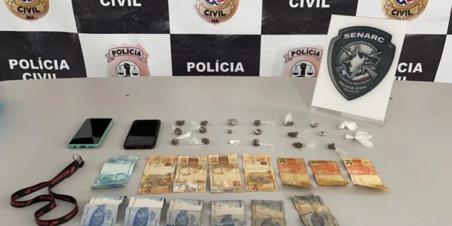 Os policiais se deslocaram e chegando ao local, flagraram o suspeito na posse de drogas conhecidas como cocaína e maconha, já embaladas para serem comercializadas, além de uma quantia em dinheiro trocado.