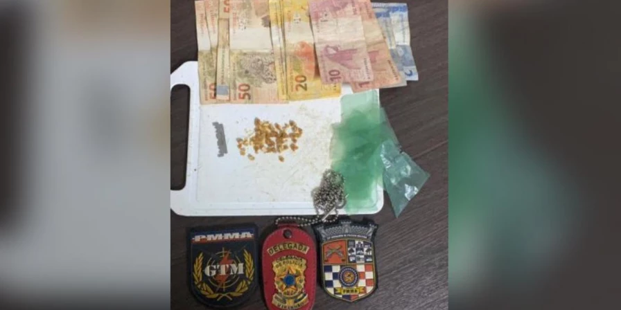 Material apreendido durante a operação com o suspeito.